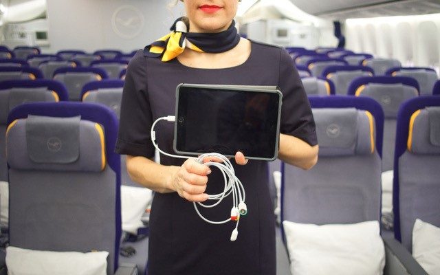 Flugbegleitung mit mobilem EKG-System an Bord von Flugzeugen
