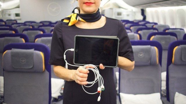 Flugbegleitung mit mobilem EKG-System an Bord von Flugzeugen